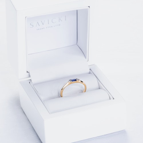 Pierścionek zaręczynowy SAVICKI: dwukolorowe złoto, niebieski szafir, diamenty